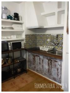 cocina con fregadero y microondas en Formentera Suite 4, en Es Pujols