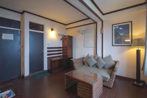 uma sala de estar com um sofá e uma mesa em The Nettle and Fern Hotel Gangtok em Gangtok