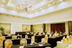 Restoran atau tempat lain untuk makan di Estrella Hotel & Conference