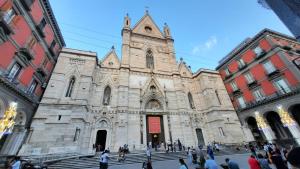 een grote kerk waar mensen voor staan bij Napoli Royal Suite in Napels