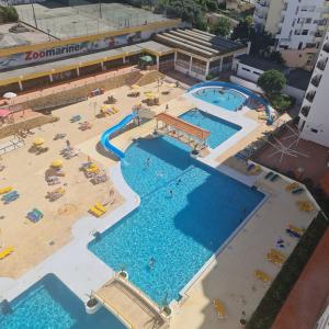 una vista sul mare di un parco acquatico con 2 piscine di MARIACAST CLUBE DA PRAIA DA ROCHA a Portimão
