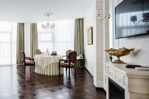 une salle à manger avec une table et une cheminée dans l'établissement Sheremetev Park Hotel, à Ivanovo