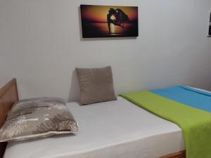 1 dormitorio con 1 cama con una foto en la pared en Feeling at home in İstanbul Center 5 Minutes walk to The Ataköy Metro Station & Metrobus en Estambul