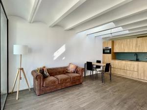 sala de estar con sofá y mesa en loft en el centro en Vilanova i la Geltrú