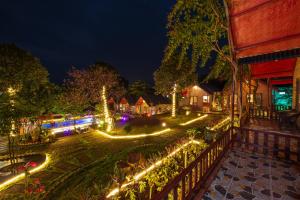 una imagen de un jardín por la noche con luces en Cat Ba Spring Garden Homestay, en Cat Ba