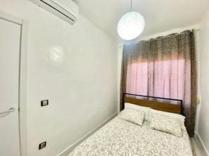 Łóżko lub łóżka w pokoju w obiekcie Piramides 1 Apartment