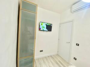 Telewizja i/lub zestaw kina domowego w obiekcie Piramides 1 Apartment