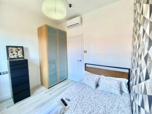 1 dormitorio con 1 cama y vestidor en Piramides 1 Apartment en Madrid