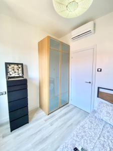 - une chambre avec un lit et un placard en verre dans l'établissement Piramides 1 Apartment, à Madrid