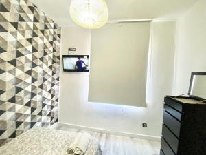 Telewizja i/lub zestaw kina domowego w obiekcie Piramides 1 Apartment