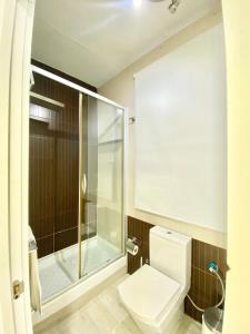 y baño con ducha de cristal y aseo. en Piramides 1 Apartment en Madrid