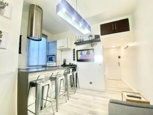 Kuchnia lub aneks kuchenny w obiekcie Piramides 1 Apartment