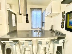 Kuchnia lub aneks kuchenny w obiekcie Piramides 1 Apartment