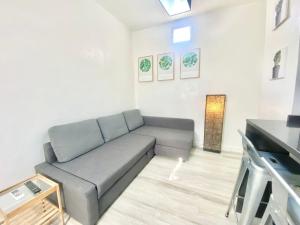 Część wypoczynkowa w obiekcie Piramides 1 Apartment