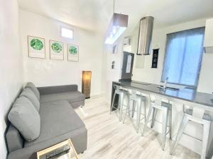 Kuchnia lub aneks kuchenny w obiekcie Piramides 1 Apartment