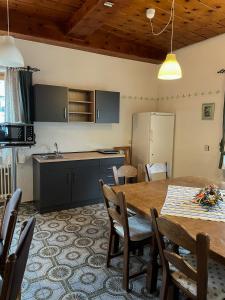 cocina y comedor con mesa y sillas en Hotel Garni Austermayer, en Traunreut