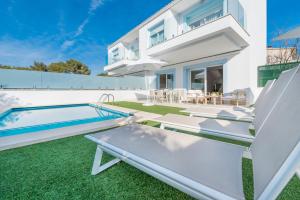 eine Villa mit einem Pool und einem Haus in der Unterkunft NEW! Villa Lago B, Alcudia Beach, Mallorca in Port d'Alcúdia