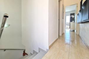 korytarz z białymi ścianami i schodami w domu w obiekcie V&V Amadores Apartment w mieście Puerto Rico de Gran Canaria +37 zdjęć