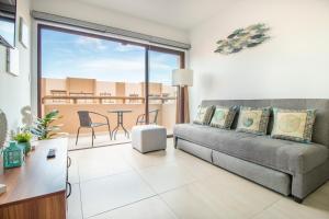 Ambar Condominios Mazatlan في مازاتلان: غرفة معيشة مع أريكة وطاولة
