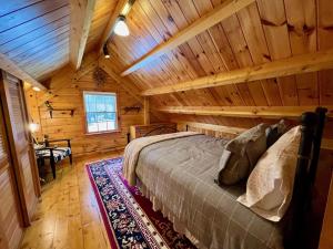 Postel nebo postele na pokoji v ubytování Log Home w Mountain Views Near Windham & Hunter Ski Resorts