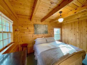 Kama o mga kama sa kuwarto sa Log Home w Mountain Views Near Windham & Hunter Ski Resorts