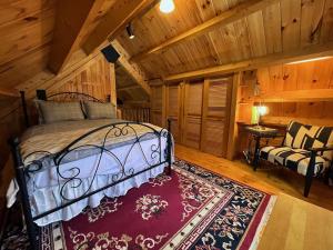Postel nebo postele na pokoji v ubytování Log Home w Mountain Views Near Windham & Hunter Ski Resorts