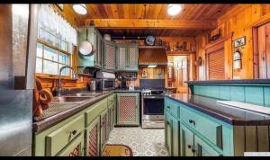 Kitchen o kitchenette sa Log Home w Mountain Views Near Windham & Hunter Ski Resorts