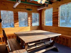comedor de madera con mesa y sillas de madera en Log Home w Mountain Views Near Windham & Hunter Ski Resorts, en Maplecrest