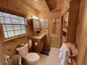 Koupelna v ubytování Log Home w Mountain Views Near Windham & Hunter Ski Resorts + 37 fotografií