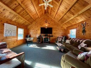 sala de estar con sofás y TV de pantalla plana. en Log Home w Mountain Views Near Windham & Hunter Ski Resorts, en Maplecrest