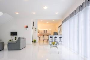 un soggiorno con un divano e un tavolo di Clintonvilla 4-bedroom with pool near to Airport a Negombo