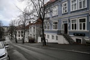 una casa azul y blanca al lado de una calle en Moderne leilighet ved Solsiden i Trondheim en Trondheim