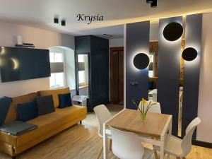 - un salon avec un canapé et une table dans l'établissement Apartament Pola, à Sokołowsko