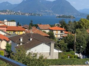a group of houses in a town with a lake at Appartamento Golfo Borromeo 1 Baveno in Baveno