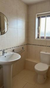 Baño blanco con aseo y lavamanos en Cosy 2 bed, home from home en Haddenham