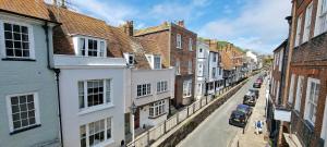 uitzicht op een straat met gebouwen en auto's bij The Tuck Away, Central Old Town with Parking in Hastings