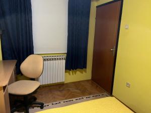 a room with a desk and a chair and a door at Apartman SI in Banja Luka