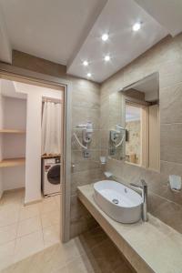 Koupelna v ubytování Anastasia Luxury Suites by Xenius Zeus in Nea Flogita
