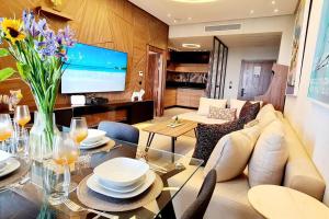 salon ze stołem i kanapą w obiekcie Ain diab- luxury appart hotel LRM ,free parking w mieście Casablanca