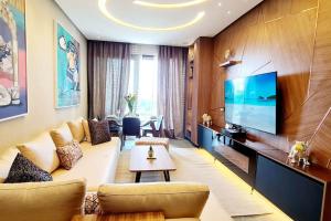 un soggiorno con divano e grande TV di Ain diab- luxury appart hotel LRM ,free parking a Casablanca
