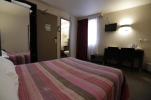 Postel nebo postele na pokoji v ubytování Hôtel Au Petit Caporal
