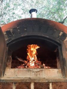 einen Steinofen mit einem Feuer darin in der Unterkunft Cabañas Las Tahonas in Azul