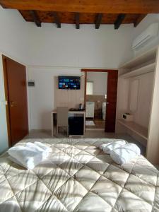 1 dormitorio con 1 cama grande en una habitación en La Corte Felice, en San Donato Milanese