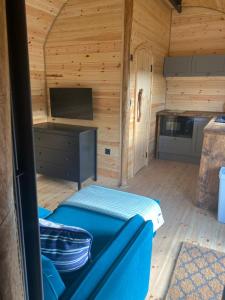 een kamer met een keuken en een bed in een hut bij Powder Mill in Ponsanooth
