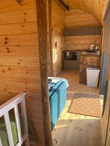 Habitación con bañera en una cabaña de madera en Powder Mill en Ponsanooth