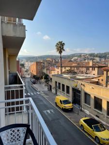widok z balkonu na ulicę miejską z taksówkami w obiekcie Moderne T2 cassis plein centre Climatisé - 200 m du port w Cassis