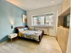 um quarto com uma cama e uma janela em Sapphire Apartment In The Center Of Bucharest em Bucareste