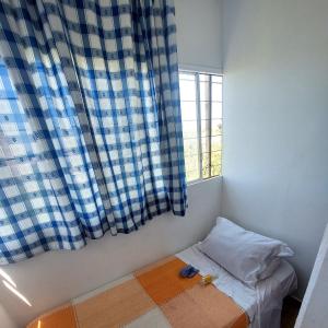 Habitación pequeña con cama y ventana en Departamento en ciudad de.Mendoza en Mendoza