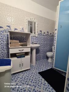 聖瑪麗亞的住宿－SOL AZUL，蓝色和白色的浴室设有水槽和卫生间