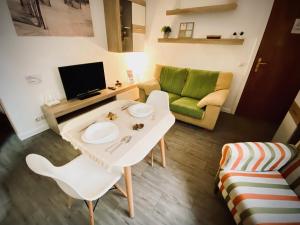 sala de estar con mesa blanca y sofá en Apartamento Vistafranca en Málaga
